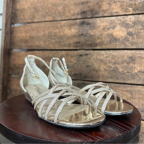 Easy Street Strappy Wedge Sandals in Gold women’s size 9 1/2W - Picture 8 of 8